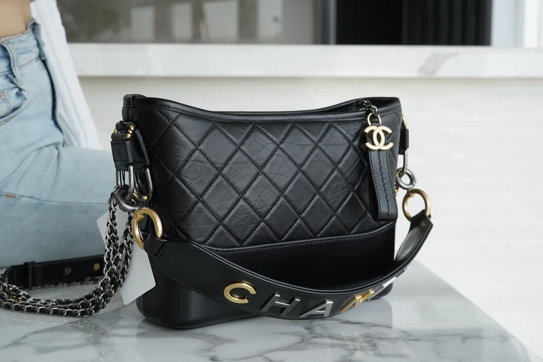 샤넬 클래식 가브리엘 스트랩 로고 호보백 미디엄