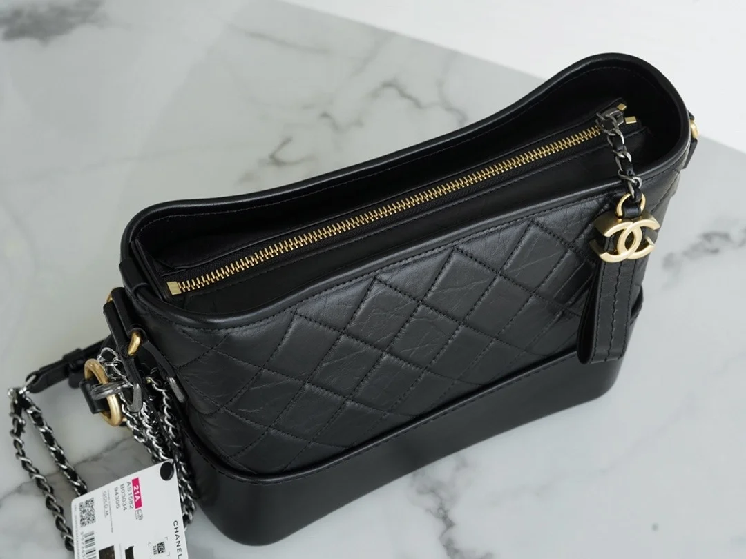 샤넬 클래식 가브리엘 스트랩 로고 호보백 미디엄