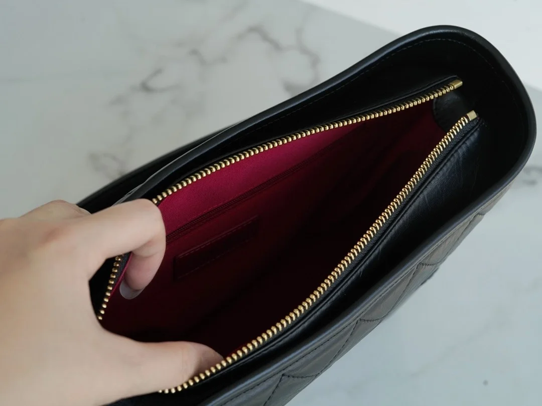 샤넬 클래식 가브리엘 스트랩 로고 호보백 미디엄