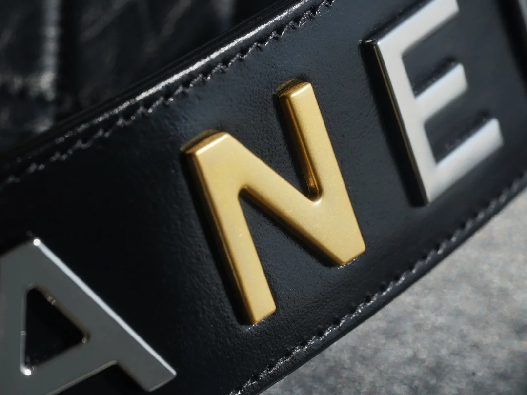 샤넬 클래식 가브리엘 스트랩 로고 호보백 미디엄