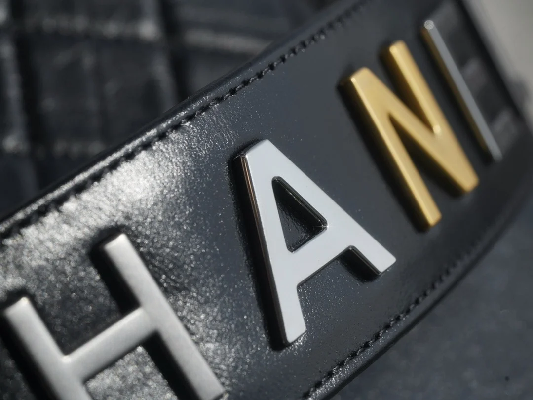 샤넬 클래식 가브리엘 스트랩 로고 호보백 미디엄