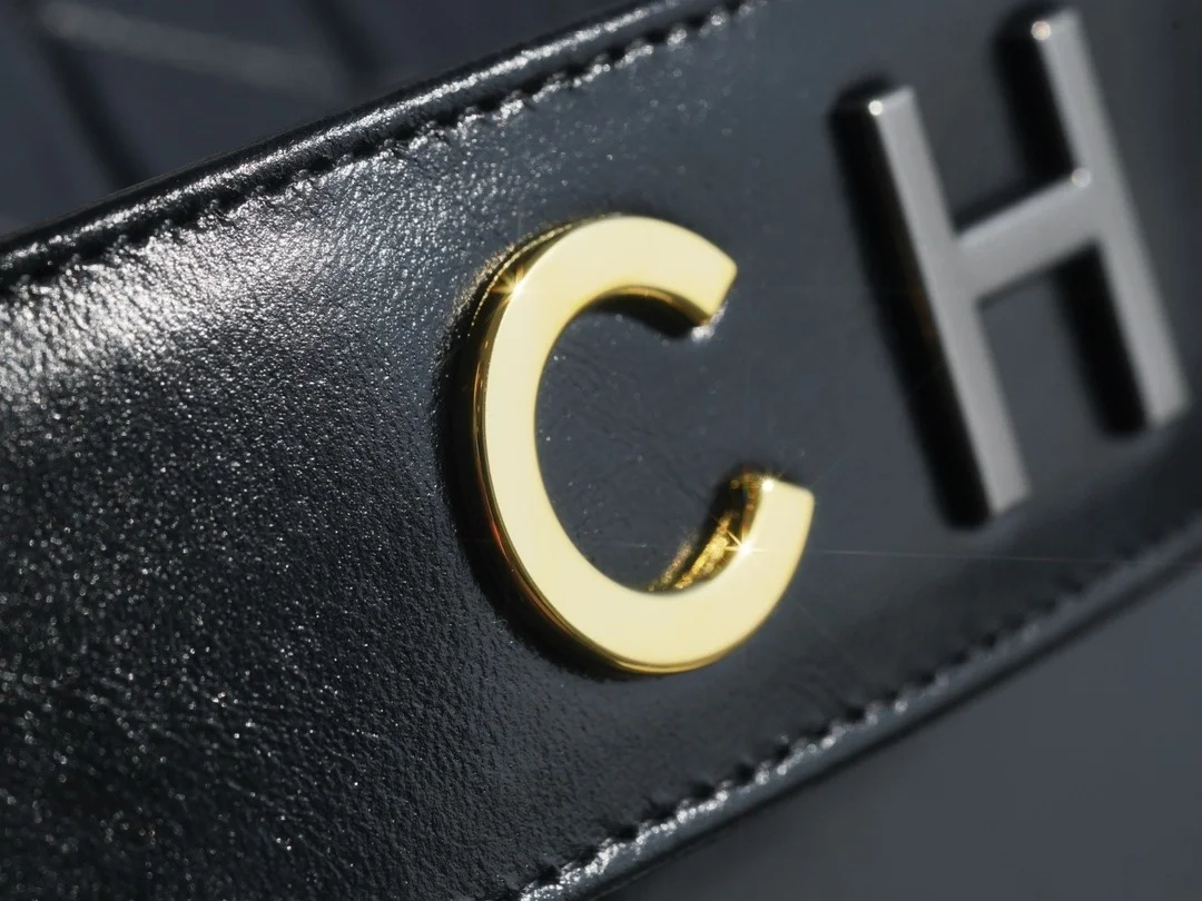 샤넬 클래식 가브리엘 스트랩 로고 호보백 미디엄