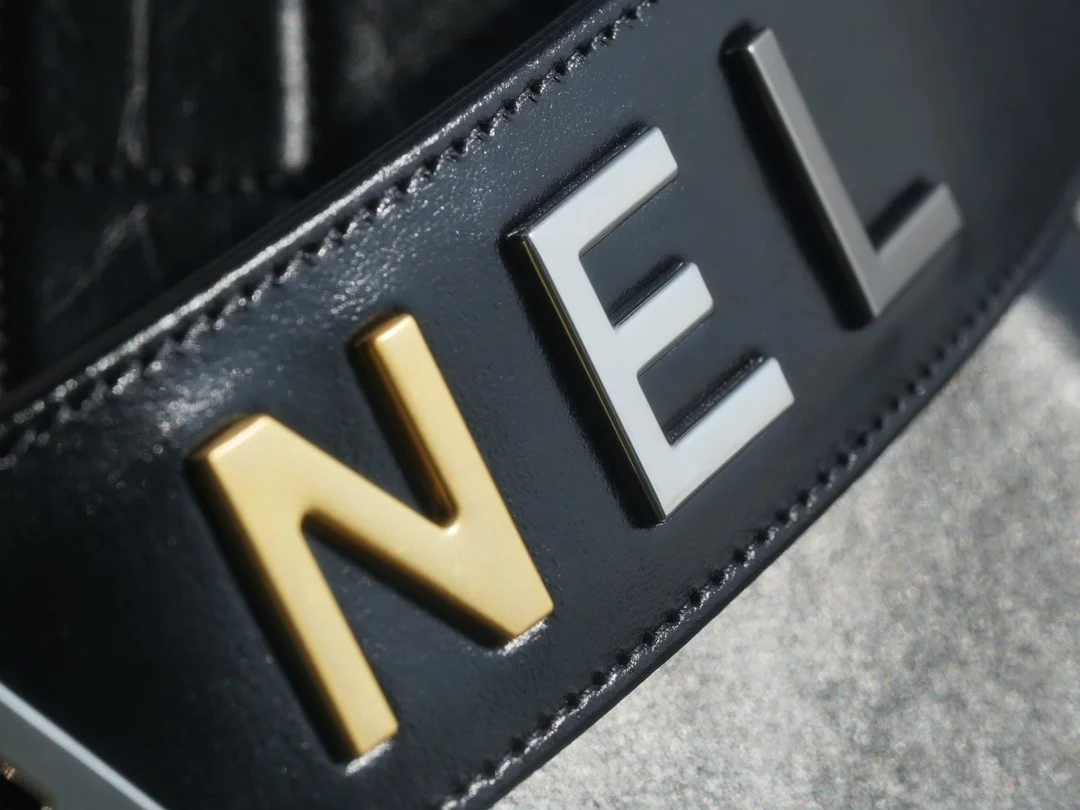 샤넬 클래식 가브리엘 스트랩 로고 호보백 미디엄