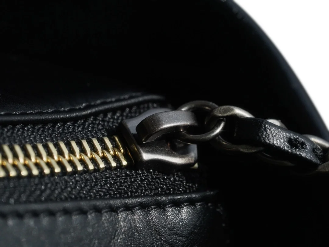 샤넬 클래식 가브리엘 스트랩 로고 호보백 미디엄