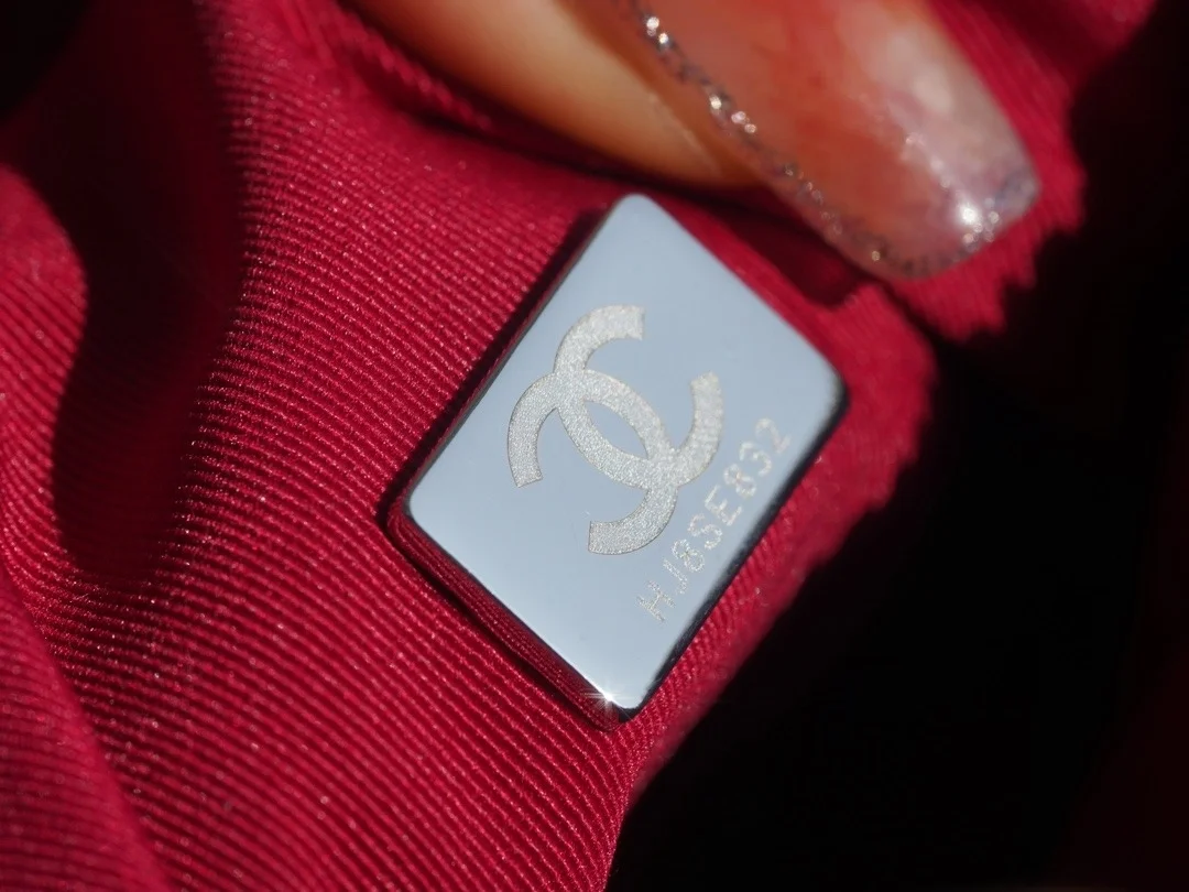 샤넬 클래식 가브리엘 스트랩 로고 호보백 미디엄