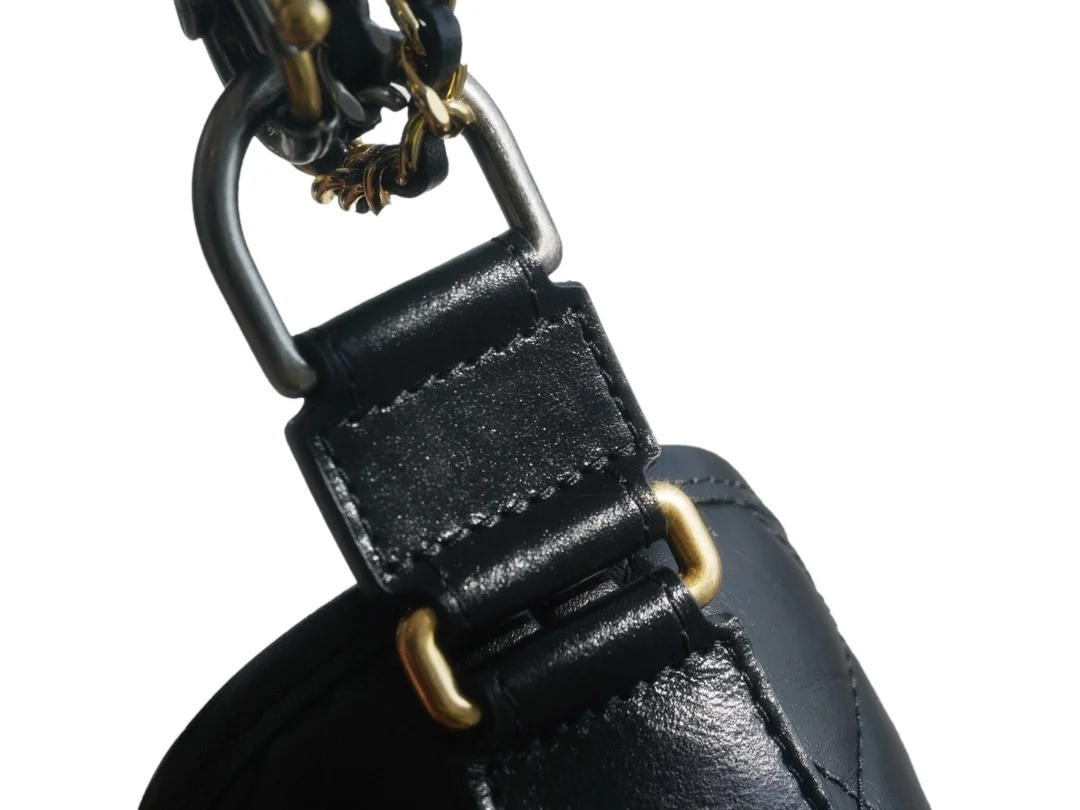 샤넬 클래식 가브리엘 스트랩 로고 호보백 미디엄