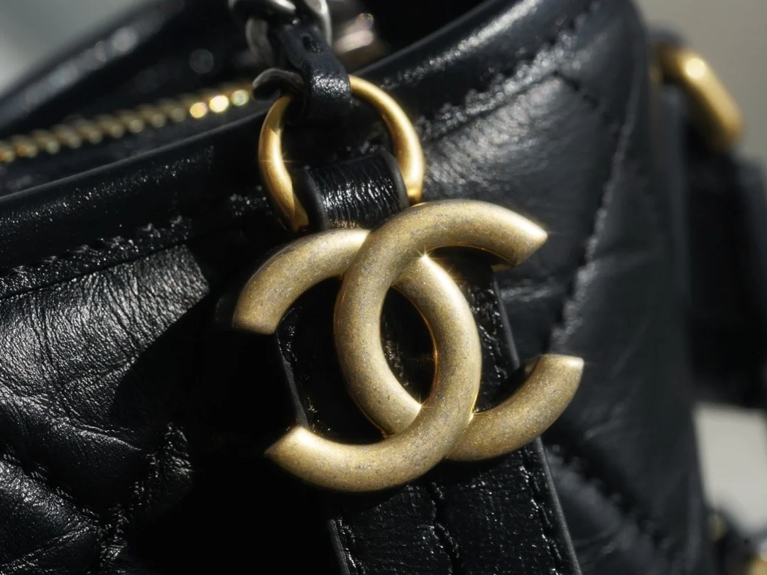 샤넬 클래식 가브리엘 스트랩 로고 호보백 미디엄