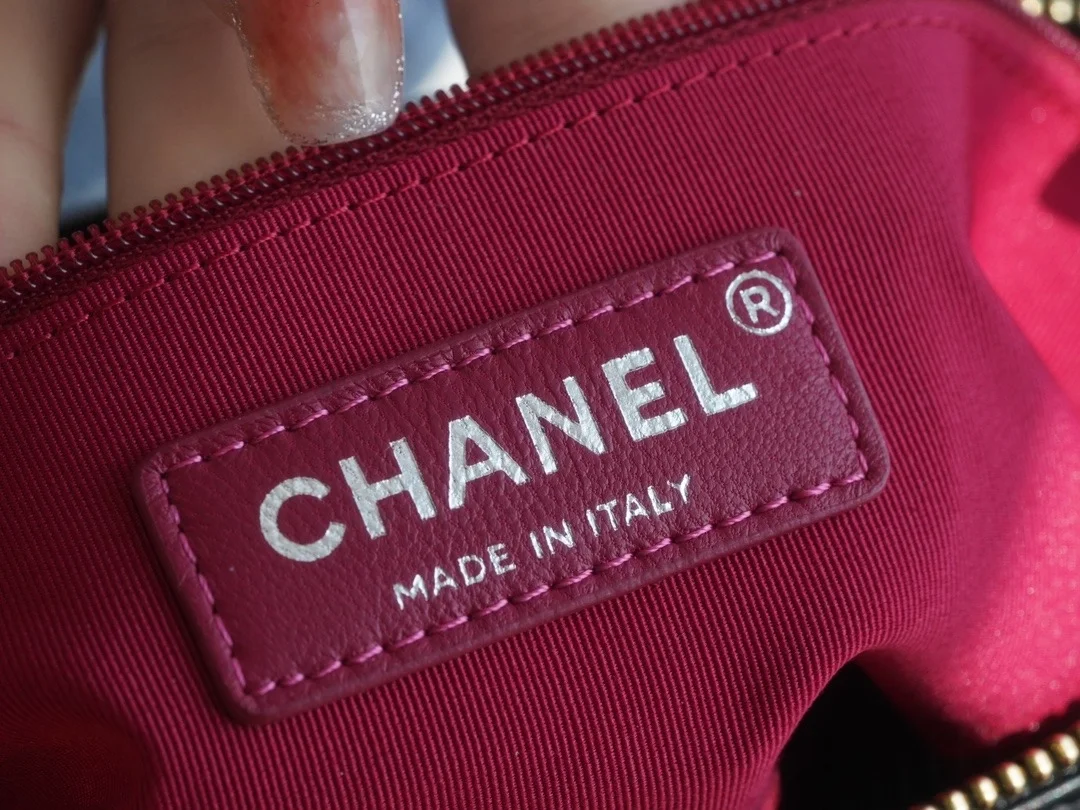 샤넬 클래식 가브리엘 스트랩 로고 호보백 미디엄