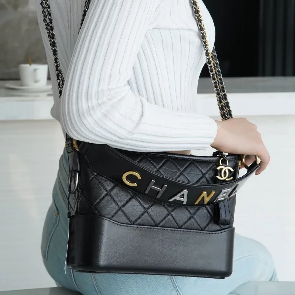 샤넬 클래식 가브리엘 스트랩 로고 호보백 미디엄