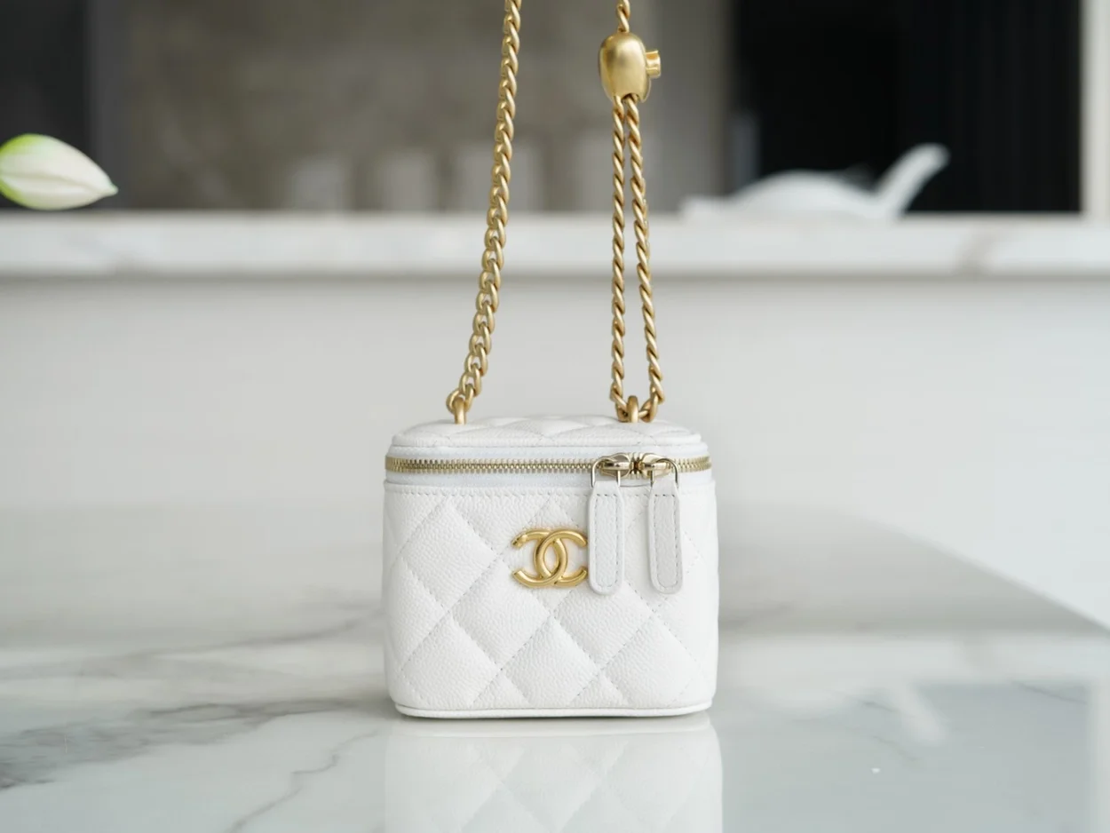샤넬 스몰 체인 코스메틱 캐비어 화이트