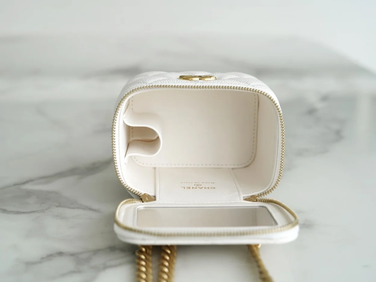 샤넬 스몰 체인 코스메틱 캐비어 화이트