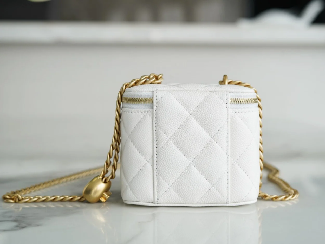 샤넬 스몰 체인 코스메틱 캐비어 화이트
