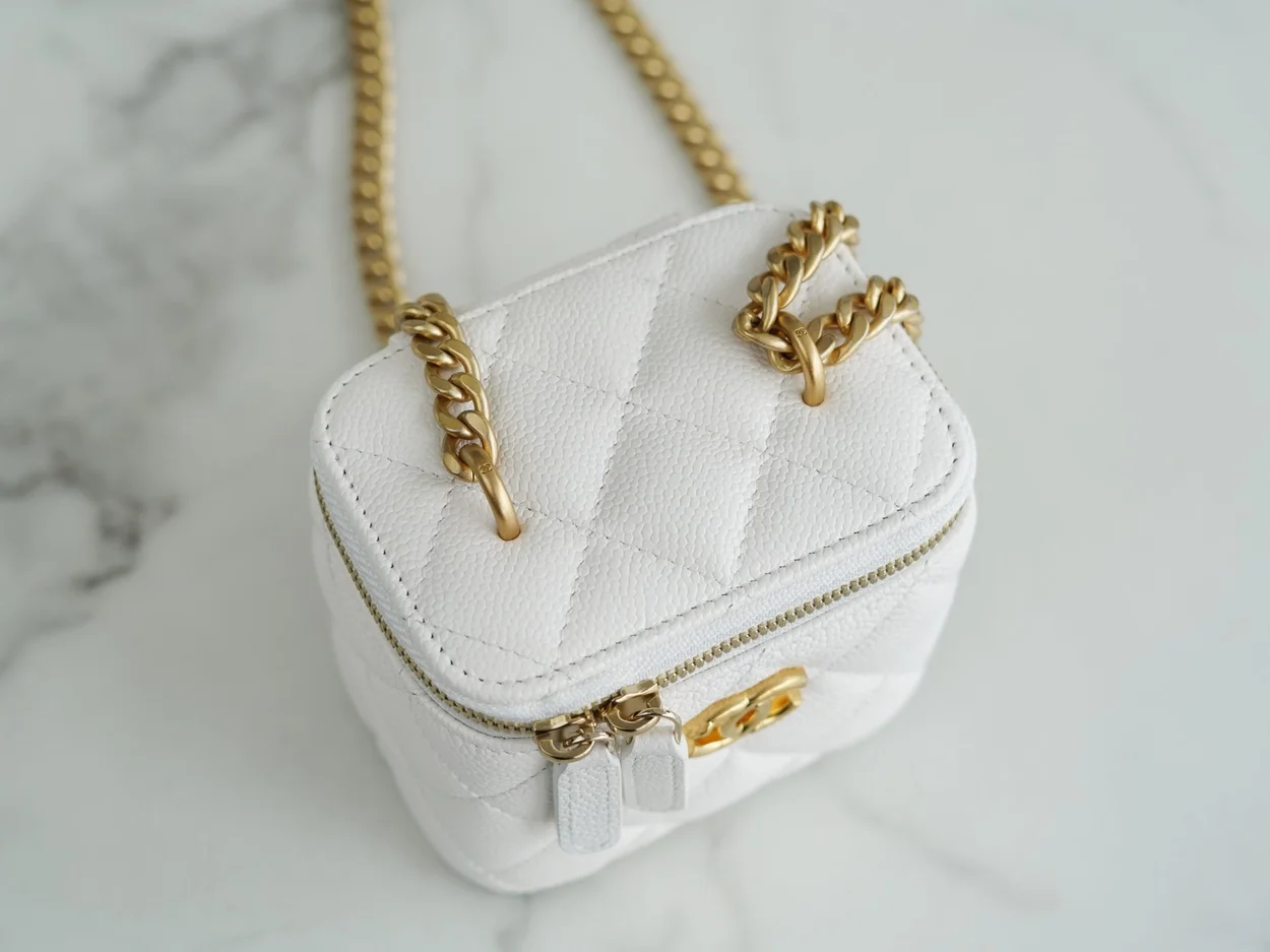 샤넬 스몰 체인 코스메틱 캐비어 화이트