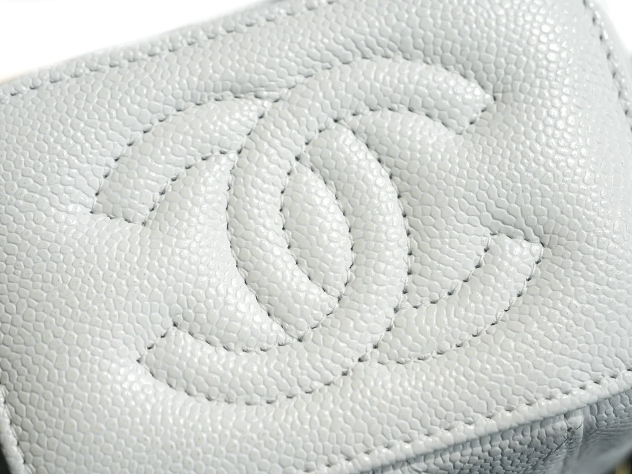 샤넬 스몰 체인 코스메틱 캐비어 화이트