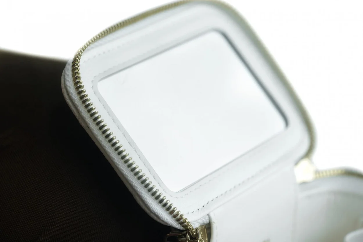 샤넬 스몰 체인 코스메틱 캐비어 화이트