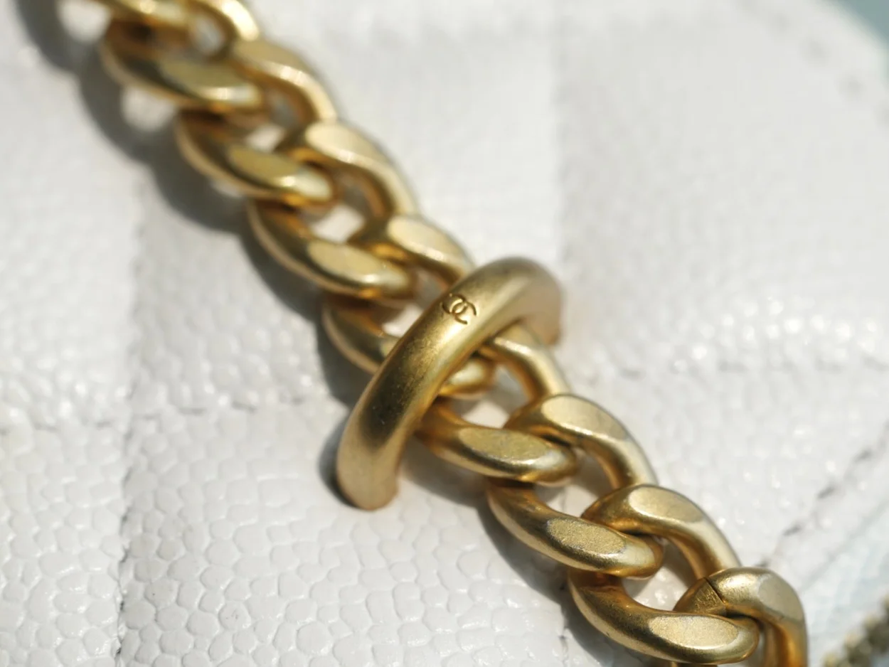 샤넬 스몰 체인 코스메틱 캐비어 화이트