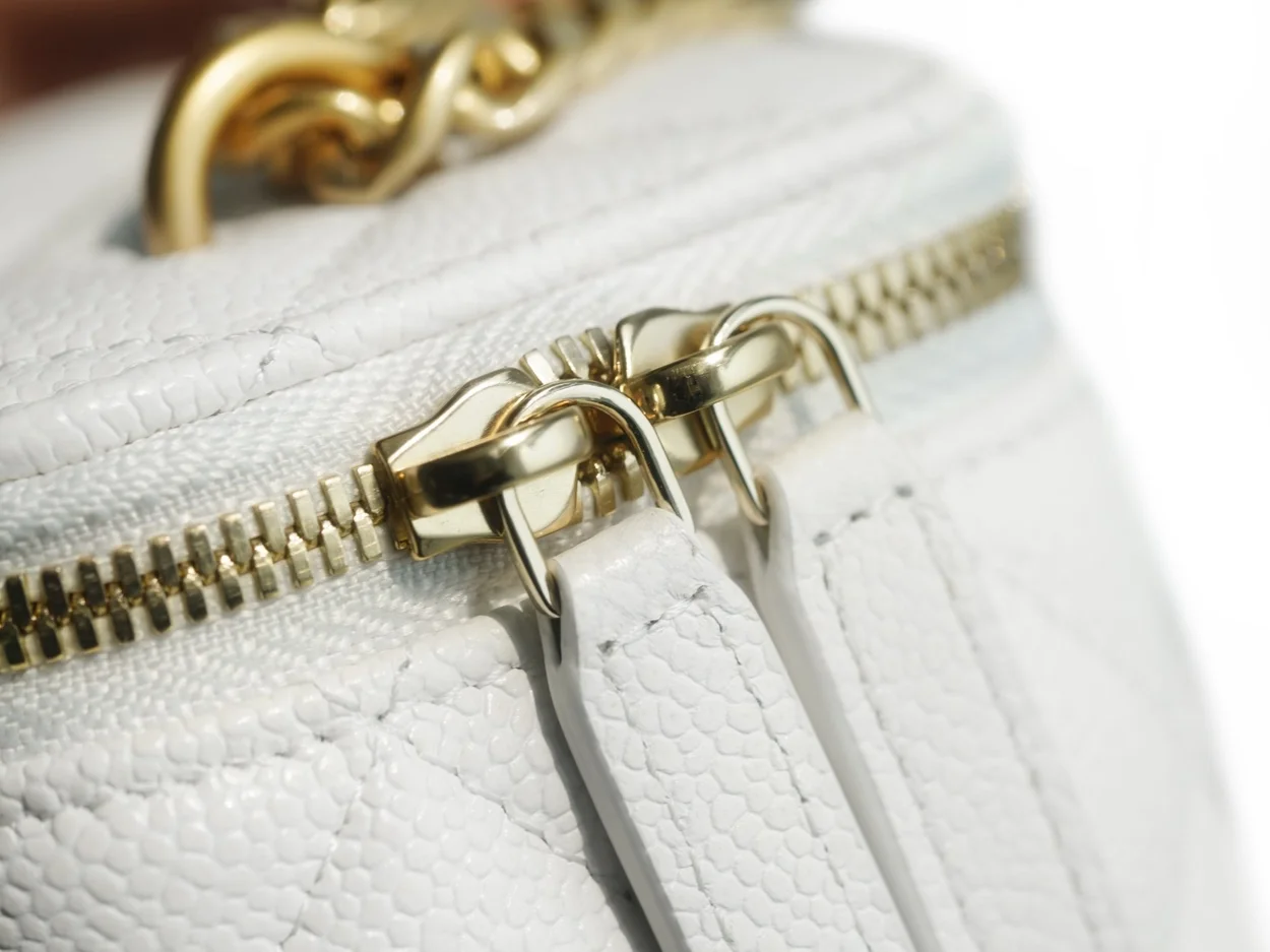 샤넬 스몰 체인 코스메틱 캐비어 화이트