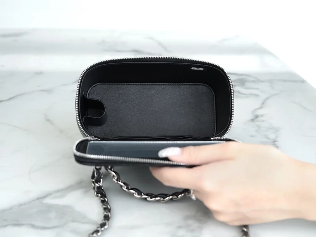 샤넬 탑핸들 스몰 베니티백 블랙 은장