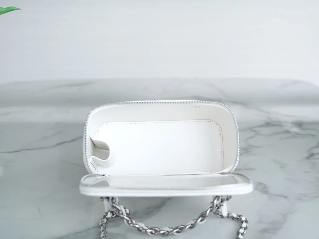 샤넬 탑핸들 스몰 베니티백 화이트 은장