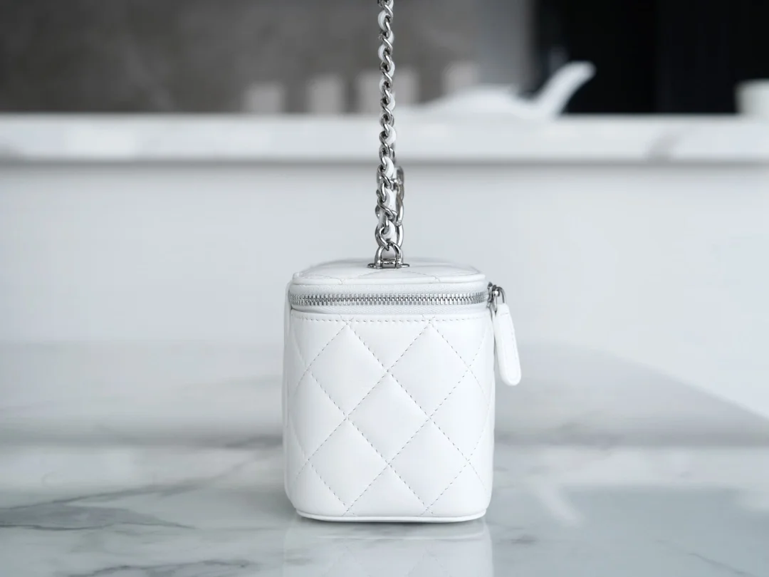 샤넬 탑핸들 스몰 베니티백 화이트 은장