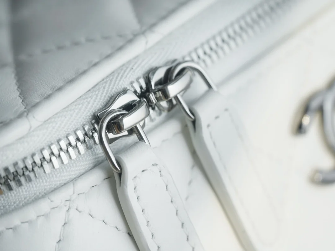 샤넬 탑핸들 스몰 베니티백 화이트 은장