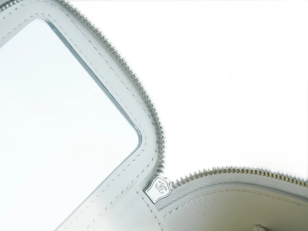 샤넬 탑핸들 스몰 베니티백 화이트 은장