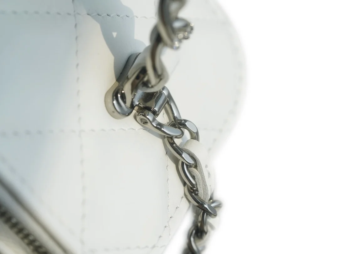 샤넬 탑핸들 스몰 베니티백 화이트 은장