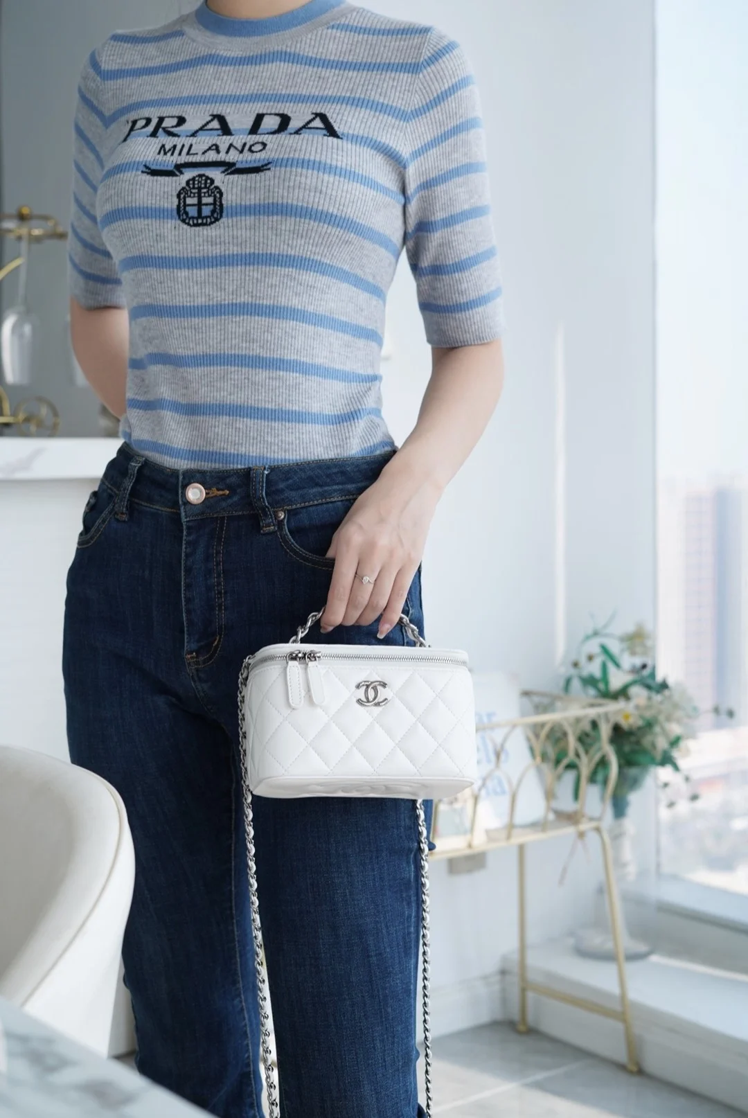 샤넬 탑핸들 스몰 베니티백 화이트 은장