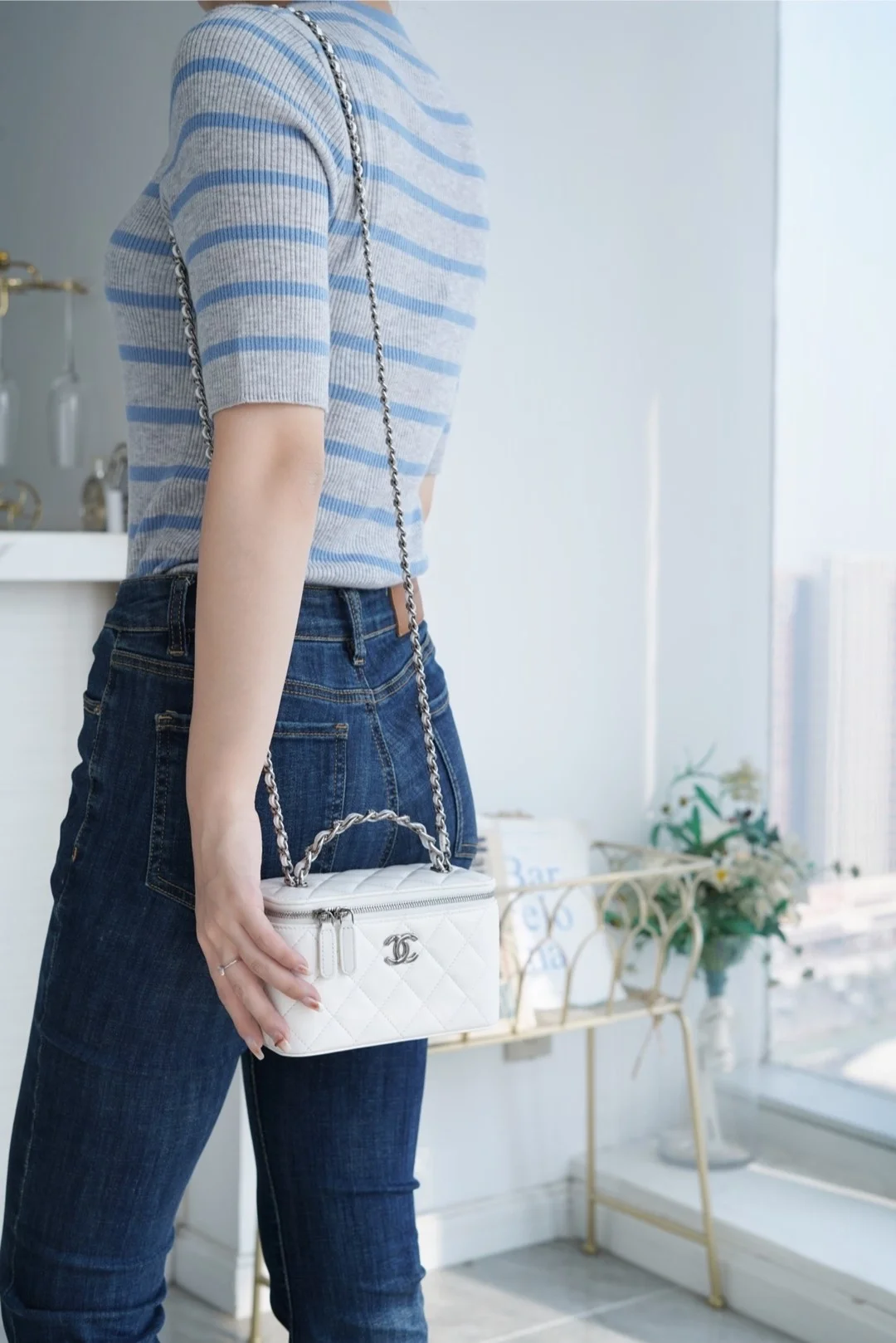 샤넬 탑핸들 스몰 베니티백 화이트 은장