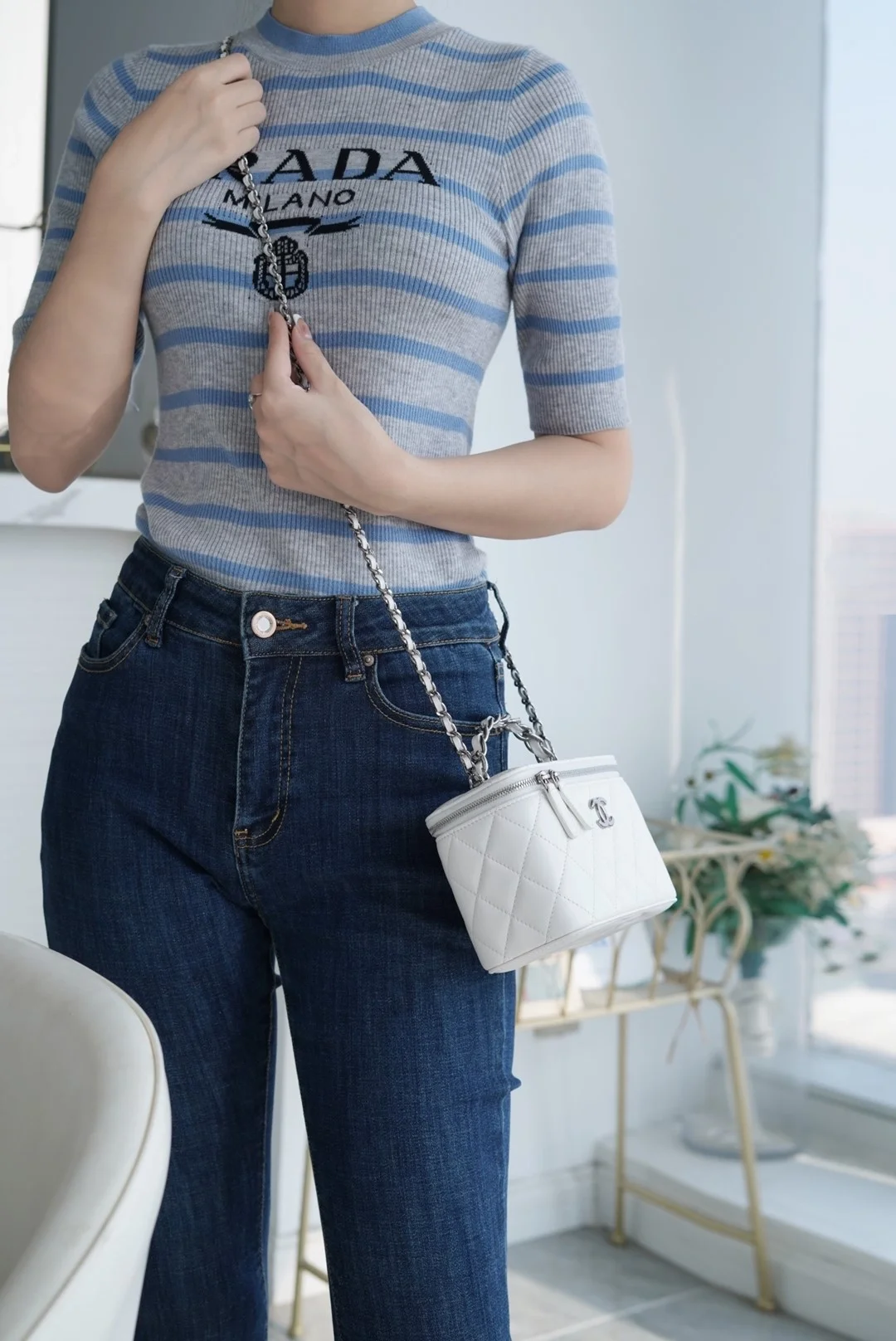 샤넬 탑핸들 스몰 베니티백 화이트 은장