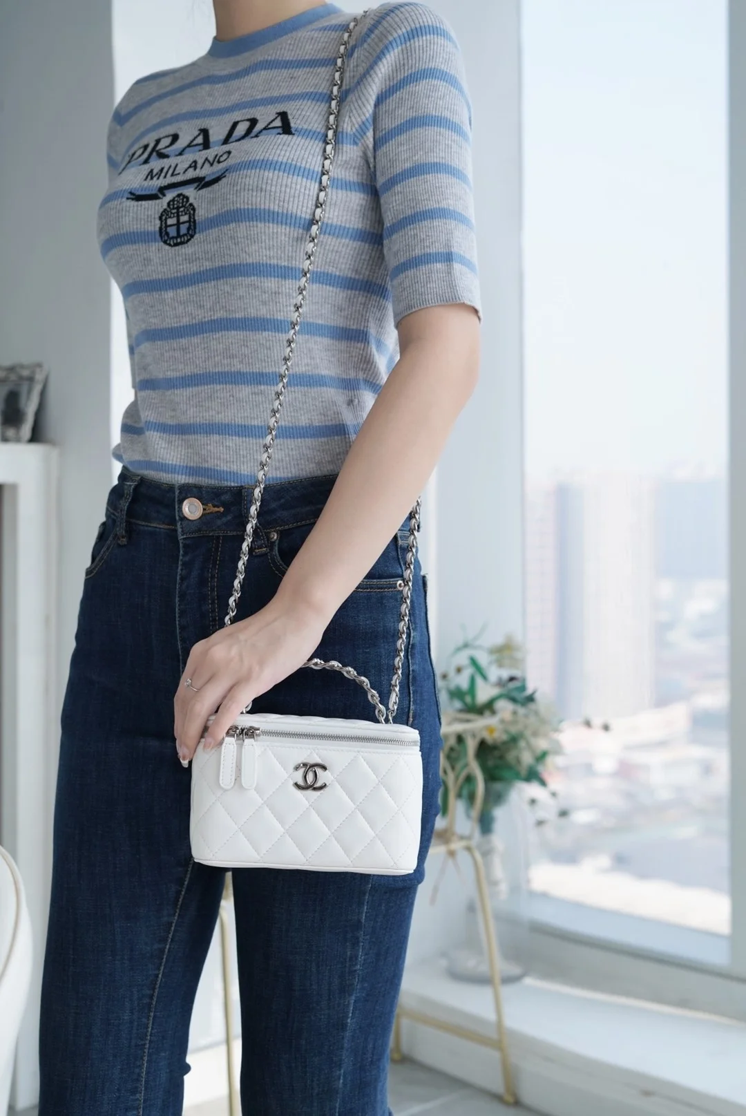 샤넬 탑핸들 스몰 베니티백 화이트 은장