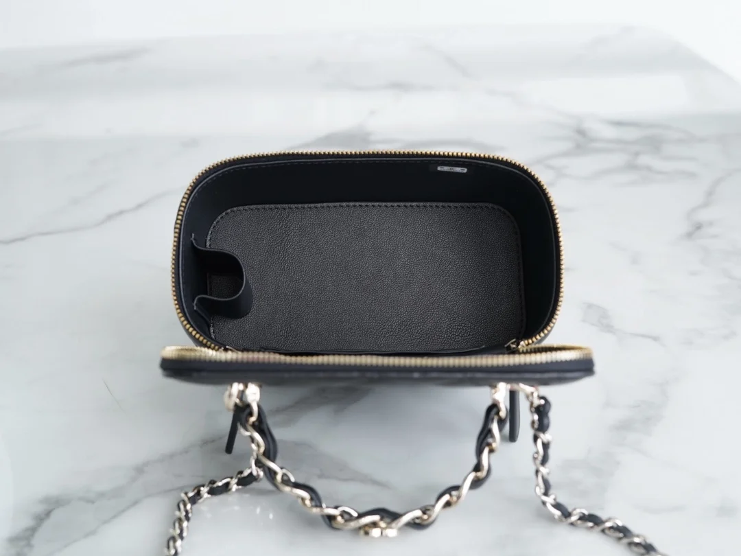 샤넬 체인 코스메틱 베니티백 블랙 금장