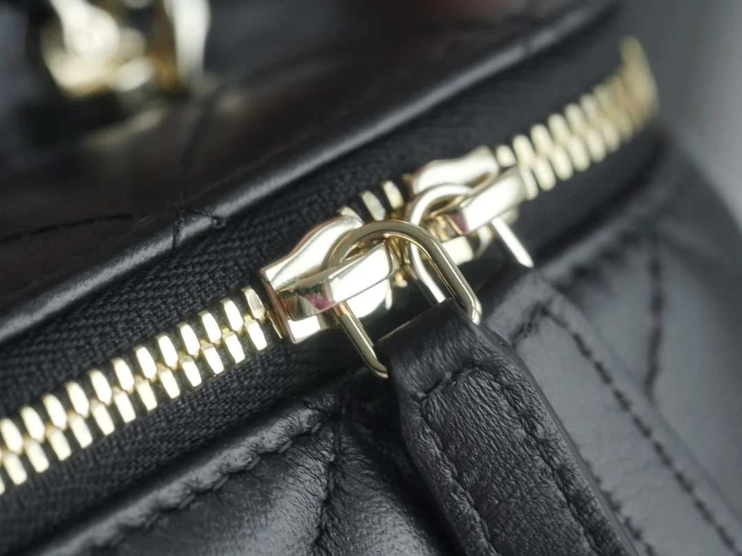 샤넬 체인 코스메틱 베니티백 블랙 금장