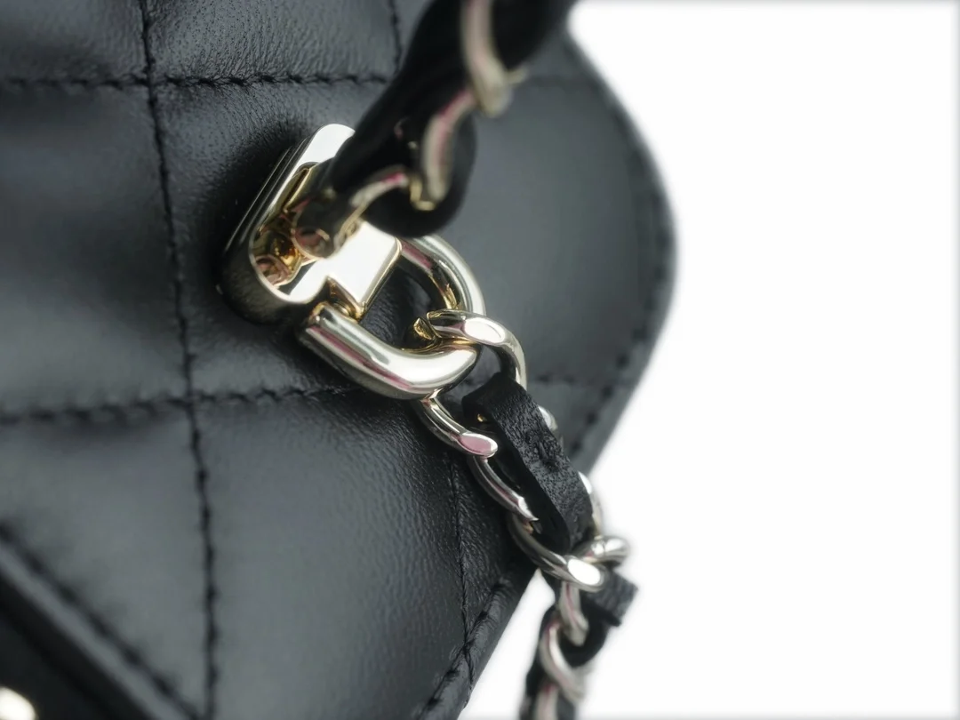 샤넬 체인 코스메틱 베니티백 블랙 금장