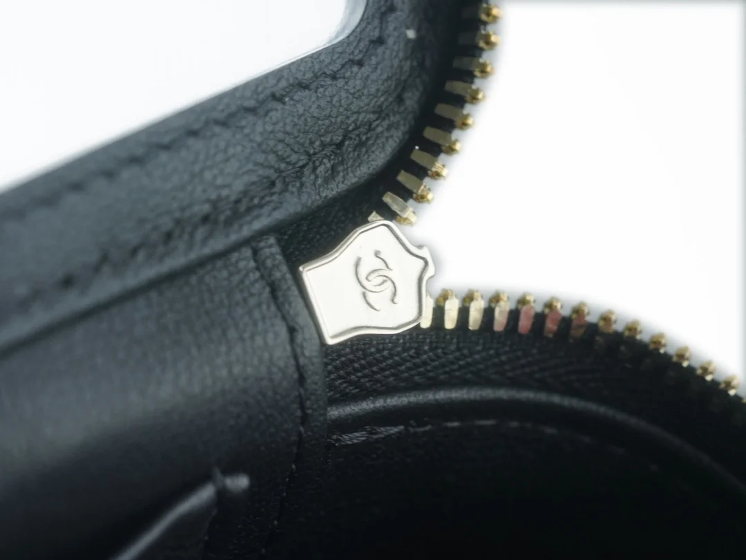 샤넬 체인 코스메틱 베니티백 블랙 금장