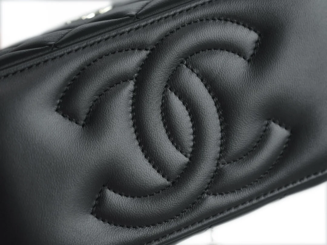 샤넬 체인 코스메틱 베니티백 블랙 금장