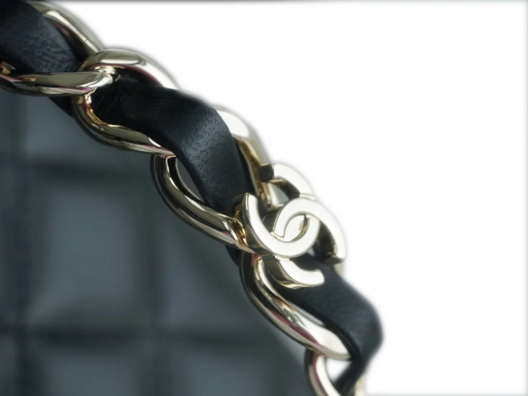 샤넬 체인 코스메틱 베니티백 블랙 금장