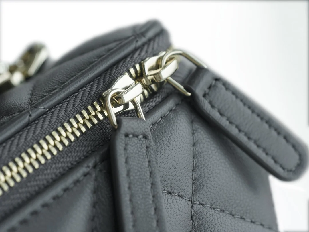 샤넬 체인 코스메틱 베니티백 그레이 은장