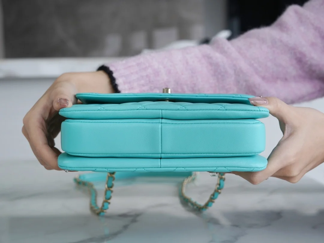 샤넬 트렌디 CC 티파니블루 미니 램스킨