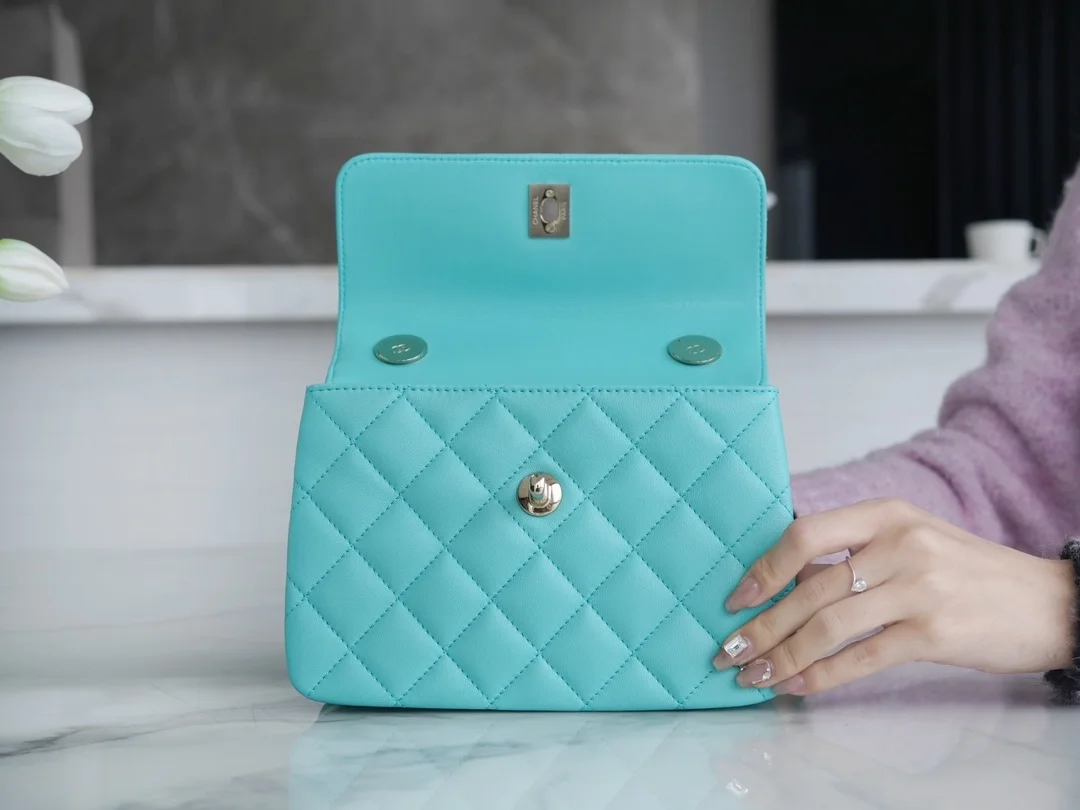 샤넬 트렌디 CC 티파니블루 미니 램스킨