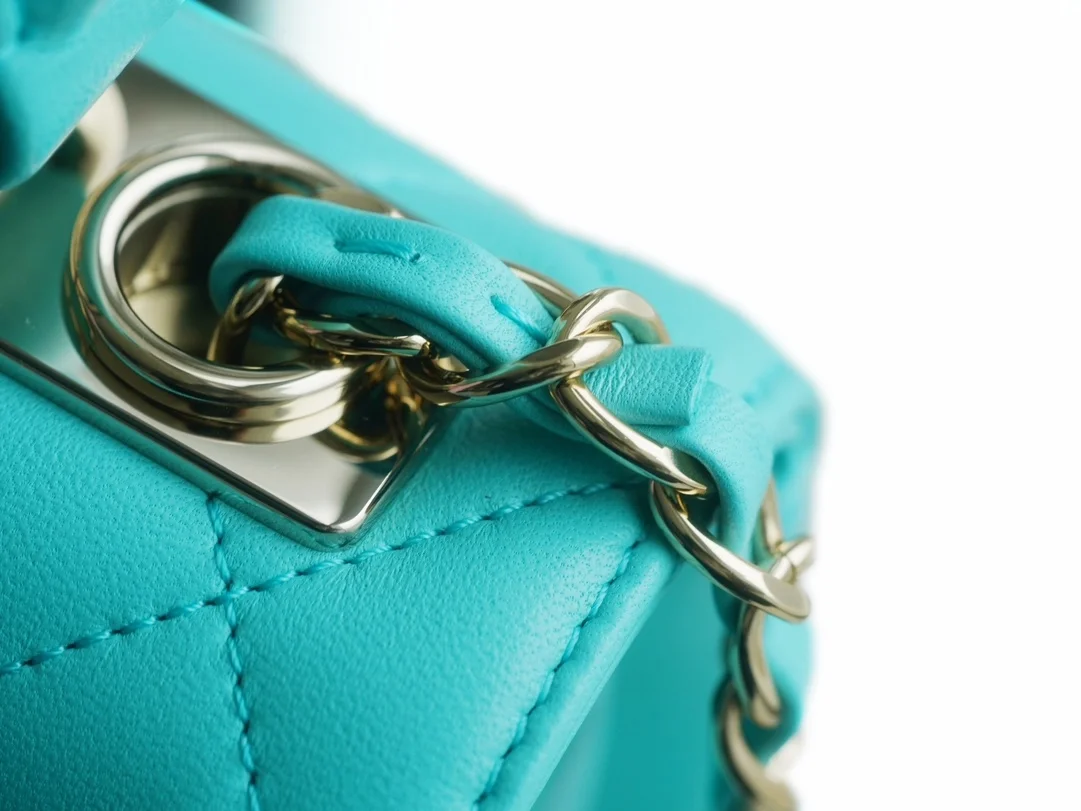 샤넬 트렌디 CC 티파니블루 미니 램스킨