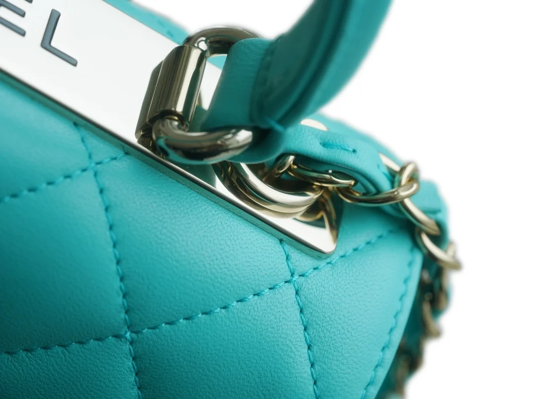 샤넬 트렌디 CC 티파니블루 미니 램스킨