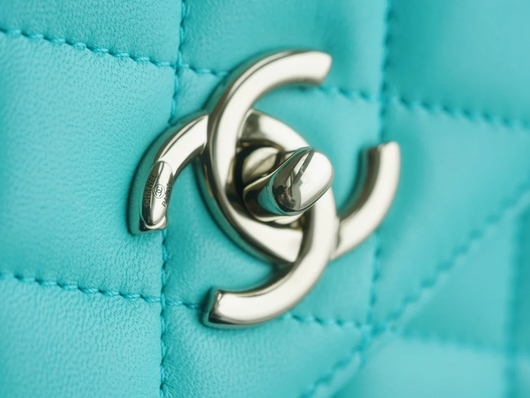 샤넬 트렌디 CC 티파니블루 미니 램스킨