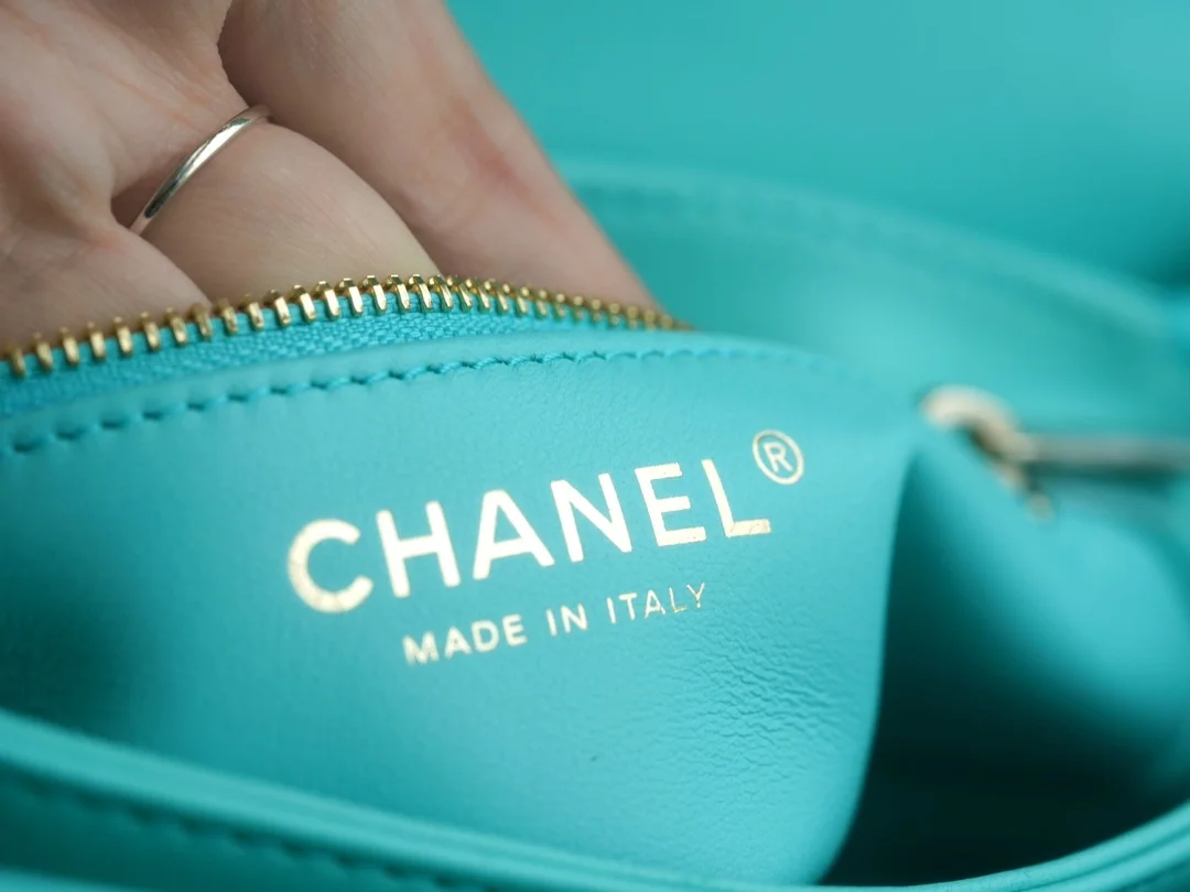 샤넬 트렌디 CC 티파니블루 미니 램스킨