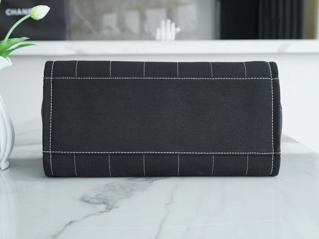 샤넬 맥시 쇼핑백 블랙(골드)