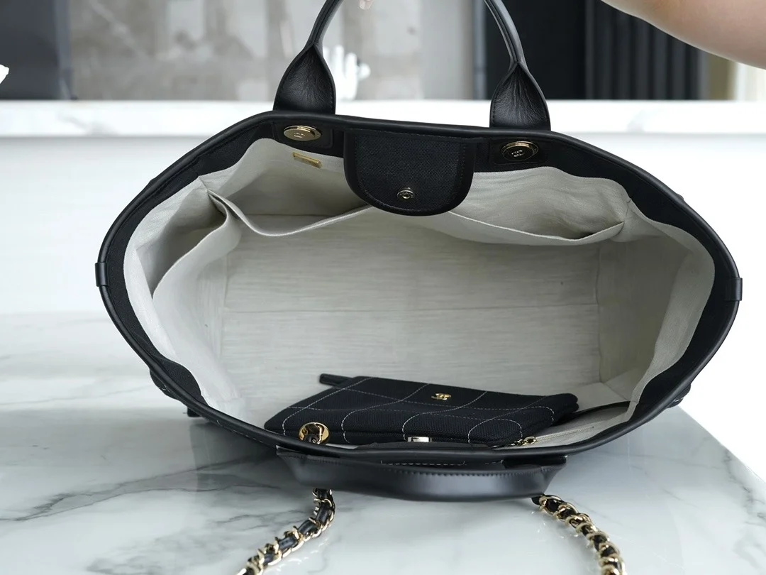 샤넬 맥시 쇼핑백 블랙(골드)