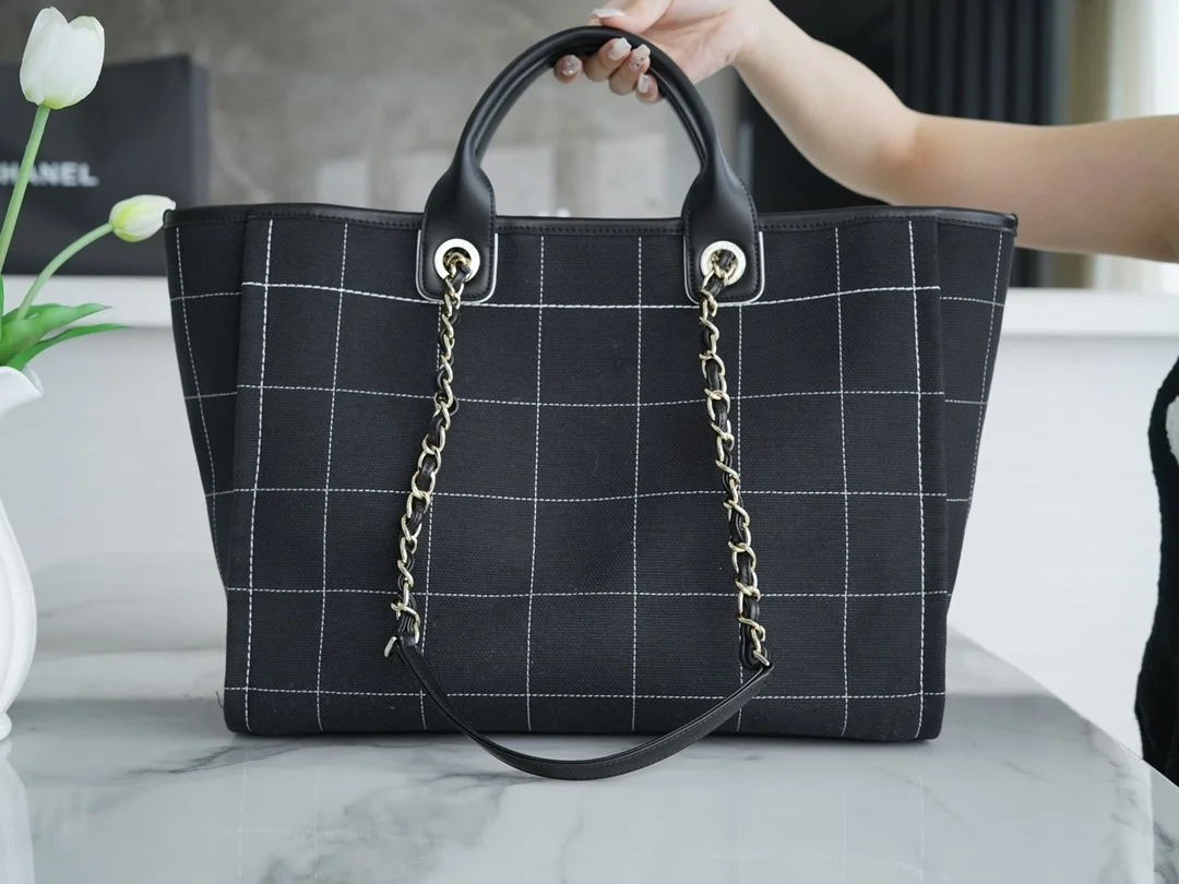 샤넬 맥시 쇼핑백 블랙(골드)