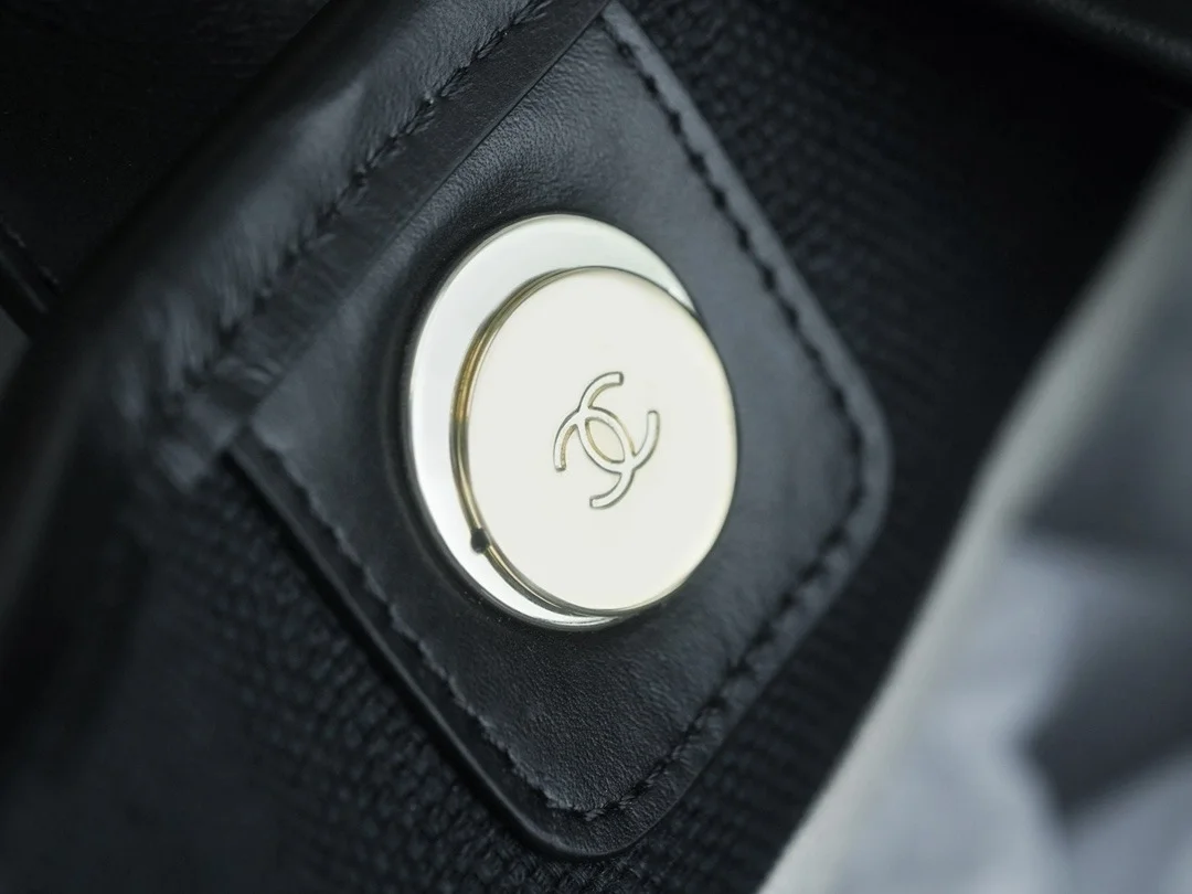 샤넬 맥시 쇼핑백 블랙(골드)