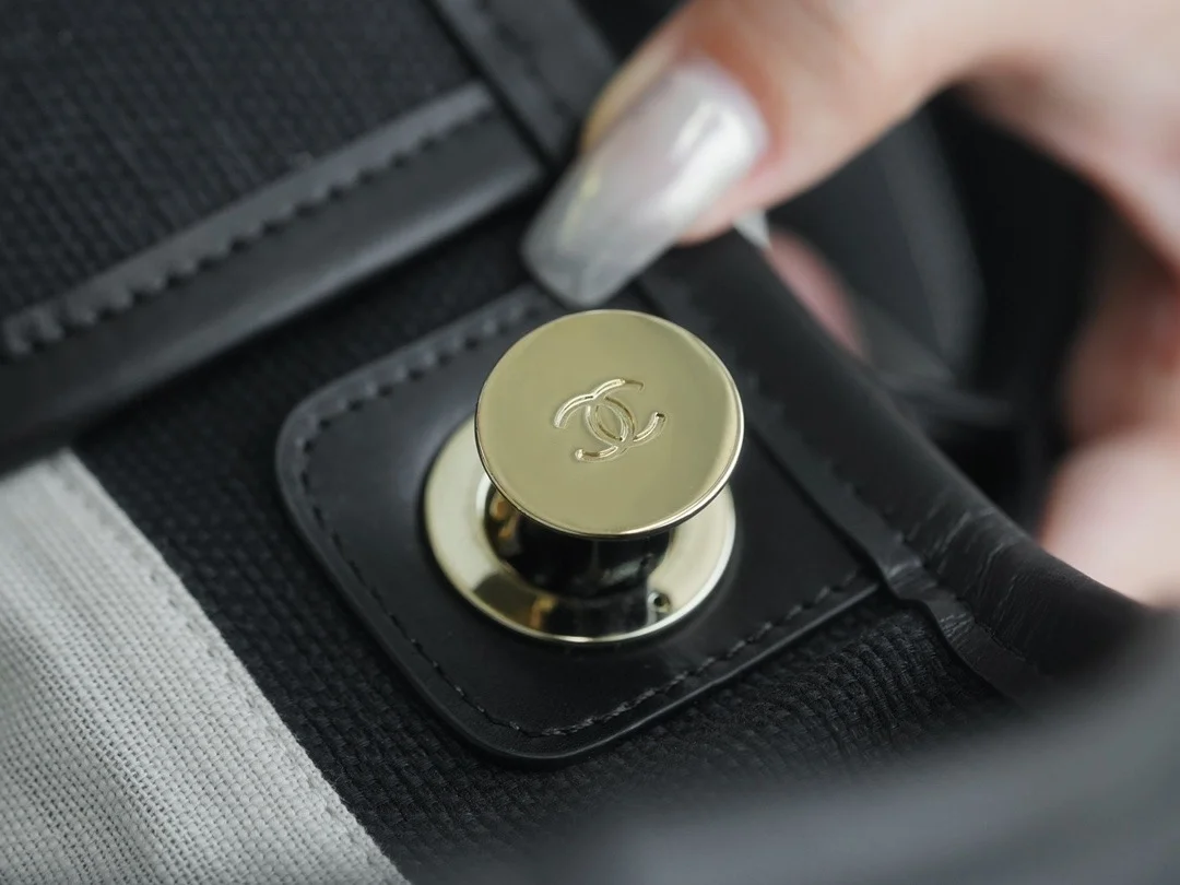 샤넬 맥시 쇼핑백 블랙(골드)