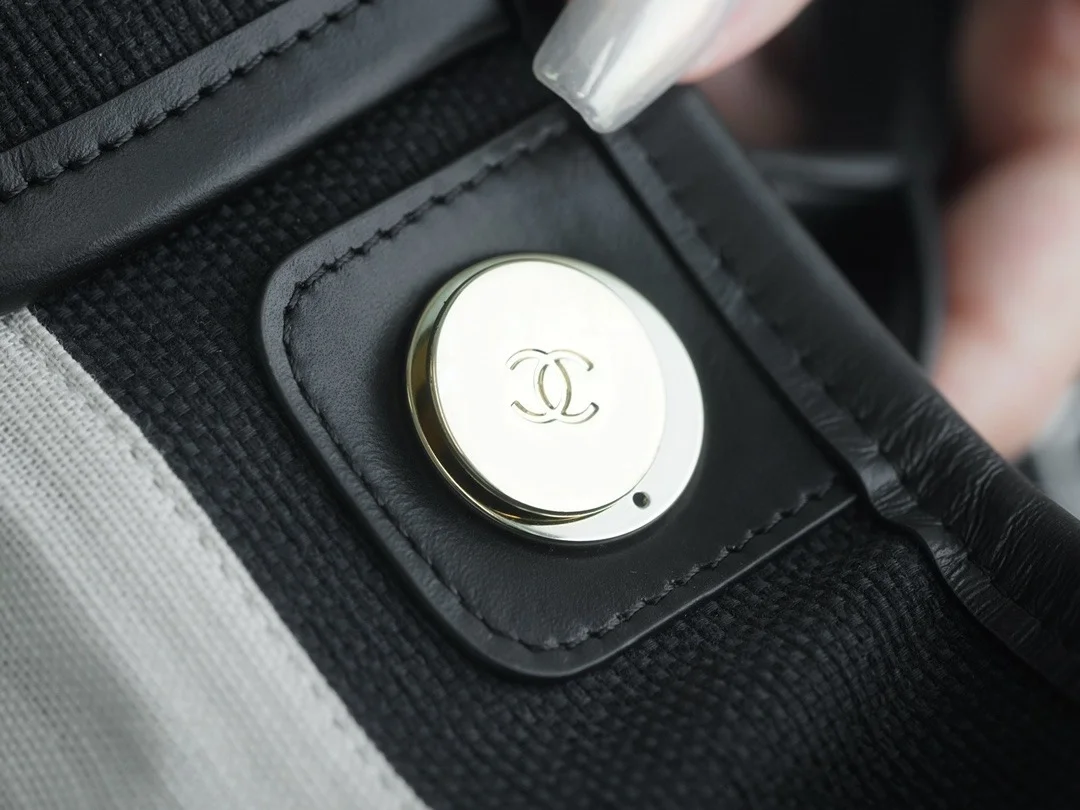 샤넬 맥시 쇼핑백 블랙(골드)